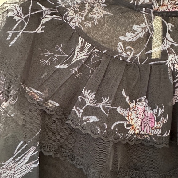 Gracia Bloomingdale’s Sheer Mesh Ruffled Long Sleeved Black Top NWOT Size M - Picture 5 of 5